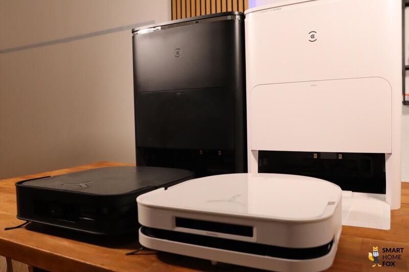 DEEBOT X5 OMNI und X2 OMNI in der Nahaufnahme vor ihren Stationen.